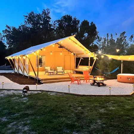 Hotel Tropical Glamping With Hot Tub